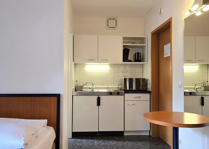 Keyless Boardinghouse